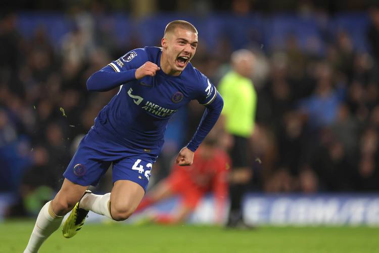 英超曼联和铁锤帮踢平，胖虎大力轰门式传球助攻达洛特种瓜得豆！