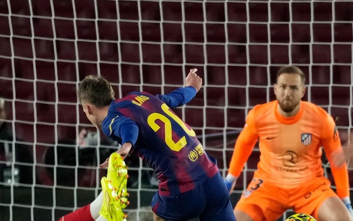 萨勒马克尔斯比赛里与裁判对峙，还被裁判踢了一脚