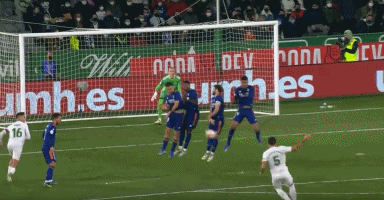 前锋远射破门，球迷现场尖叫